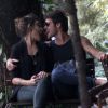 Giselle Itié e Emílio Dantas trocam carinhos apaixonados