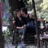 Giselle Itié e Emílio Dantas trocam beijos e carinhos apaixonados em passeio