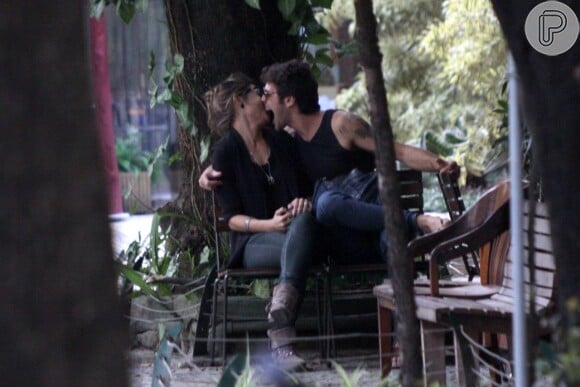 Giselle Itié e Emílio Dantas trocam beijos apaixonados no Leblon, na Zona Sul do Rio, em 23 de outubro de 2013