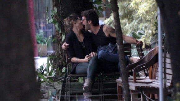 Giselle Itié e Emílio Dantas trocam beijos e carinhos apaixonados em passeio