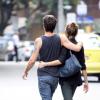 Giselle Itié e Emílio Dantas caminham abraçados no Leblon, Zona Sul do Rio