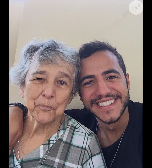 Matheus posta foto ao lado de sua avó em seu Instagram e se declara: 'Dona Maria que saudade que eu tava. Eu te amo demais, vó!'
