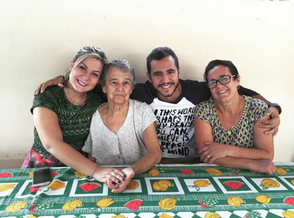 Ex-BBB Cacau visita família de Matheus e namorado lembra tragédia em Mariana, Minas Gerais