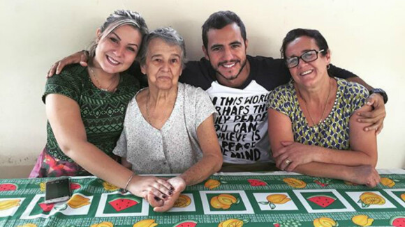 Ex-BBB Cacau visita família de Matheus e namorado lembra tragédia em Mariana, MG
