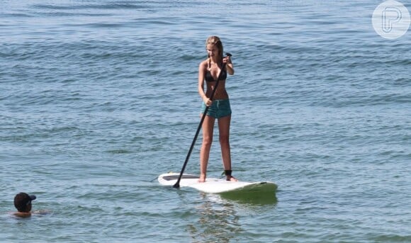 Yasmin Brunet pratica stand up paddle, na praia de Ipanema, na zona sul do Rio
