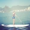 Yasmin Brunet pratica stand up paddle na praia do Leblon, na zona sul do Rio
