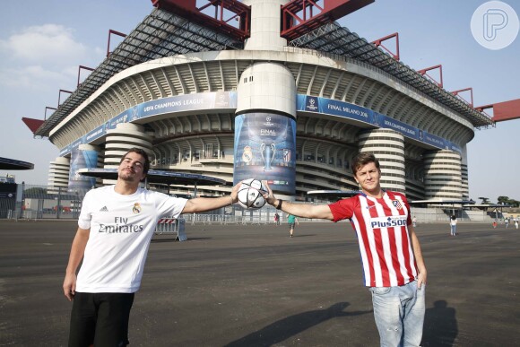 Klebber Toledo e Thiago Martins fazem graça ao posar na frente de estádio em Milão