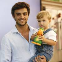 Felipe Simas impede filho de ver cenas de 'Totalmente Demais': 'Não entende'
