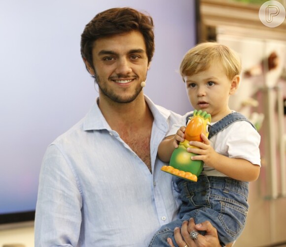 Felipe Simas prefere impedir o filho, Joaquim, de 2 anos, de ver as cenas mais fortes de 'Totalmente Demais': 'Não entende muito bem'