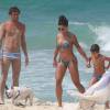 Aline Riscado e Felipe Roque curtiram uma tarde na praia ao lado do filho da bailarina, Nathan