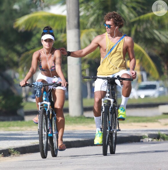 Aline Riscado e Felipe Roque foram flagrados andando de bicicleta quando ainda não haviam assumido o namoro