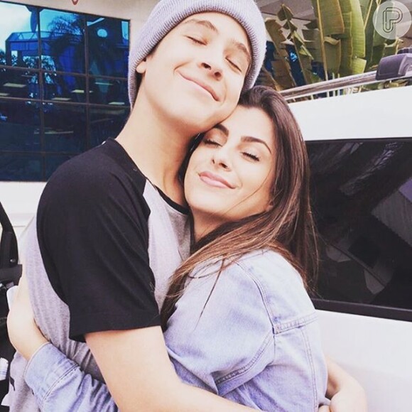 João Guilherme Ávila posou abraçado com a blogueira e youtuber Natalia Cardoso, nos estúdios do SBT, na tarde deste sábado, 28 de maio de 2016, e fã perguntou: 'Cadê a Larissa Manoela?'