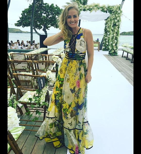 'Dia de um lindo casamento! Muito amor e paz aos noivos', escreveu Angélica em foto postada no seu Instagram, exibindo o look floral da grife Roberto Cavalli