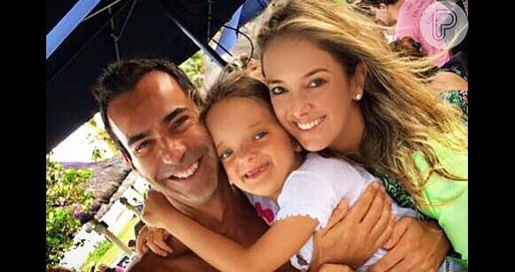 Ticiane Pinheiro levou para hotel da Bahia a filha, Rafaella Justus, e o namorado, Cesar Tralli