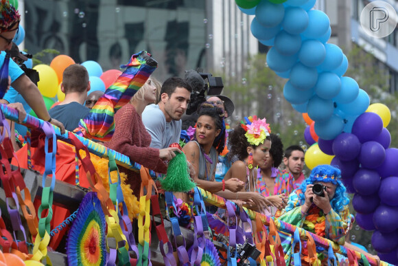 O elenco da série 'Sense8' participou da parada do orgulho LGBT