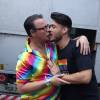 Ex-participante do 'BBB', Dicésar beijou o namorado durante a parada do orgulho LGBT