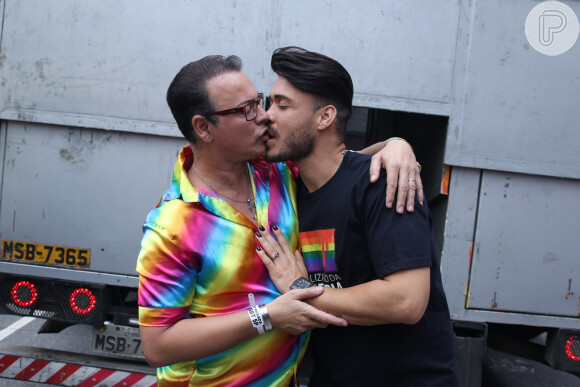 Ex-participante do 'BBB', Dicésar beijou o namorado durante a parada do orgulho LGBT