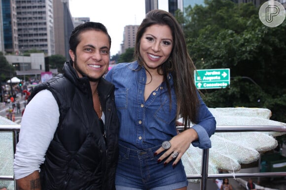 Thammy Miranda e a namorada, Andressa Ferreira, prestigiaram a 20ª parada do Orgulho LGBT, na Avenida Paulista, em São Paulo