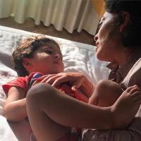 Juliana Paes mostra carinho com filho e é comparada com 'Totalmente Demais'