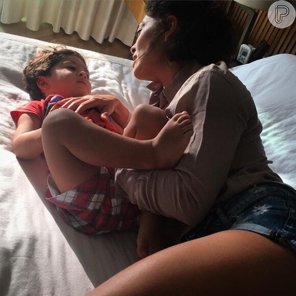 Juliana Paes compartilhou com seus seguidores imagem carinhosa com o caçula, Antônio, de 2 anos, neste domingo, 29 de maio de 2016: 'Esses momentos.... Que fazem tudo valer a pena!'