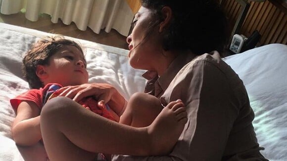 Juliana Paes mostra carinho com filho e é comparada com 'Totalmente Demais'