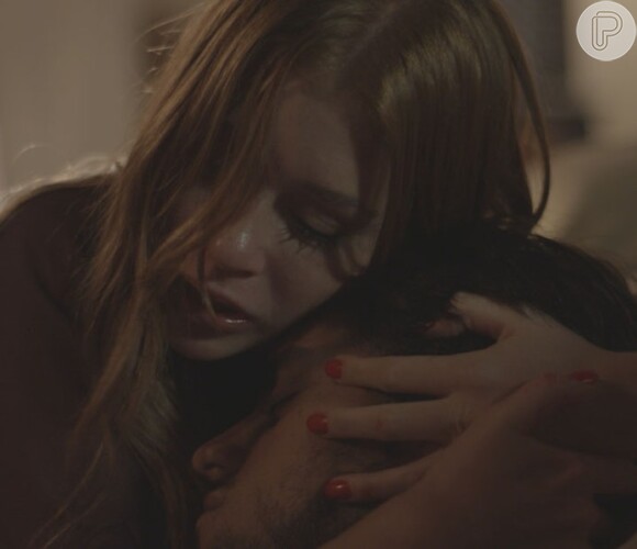 Eliza (Marina Ruy Barbosa) encontra Jonatas (Felipe Simas) esfaqueado na última semana de 'Totalmente Demais'
