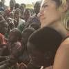 Giovanna Ewbank posou com crianças africanas durante visita ao Malawi em março