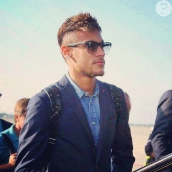 O jogador do Barcelona, Neymar publica foto em sua conta no Instagram, nesta quarta-feira, 23 de outubro de 2013, em que aparece com novo corte de cabelo e bigodinho