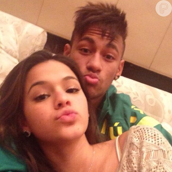 Neymar e Bruna Marquezine vivem um relacionamento à distância. A atriz vive no Rio de Janeiro, e o jogador do Barcelona mora na Espanha