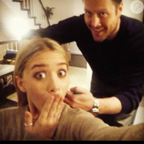 O hair stylist Mark Townsend em ação em foto postada com uma das gêmeas, a atriz Ashley Olsen, na sua conta do Instagram