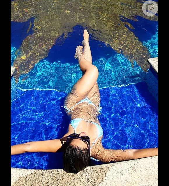 Em dia de folga, Anitta posta foto de biquíni e prova que a sua boa forma permanece inalterada