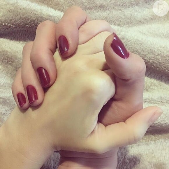Ana Hickmann postou uma foto de mãos dadas com a cunhada: 'Cada dia uma boa notícia'