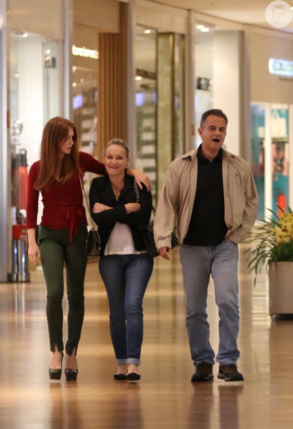 Marina Ruy Barbosa e os pais, Gioconda e Paulo, estiveram no shopping Village Mall, na Barra da Tijuca, Zona Oeste do Rio