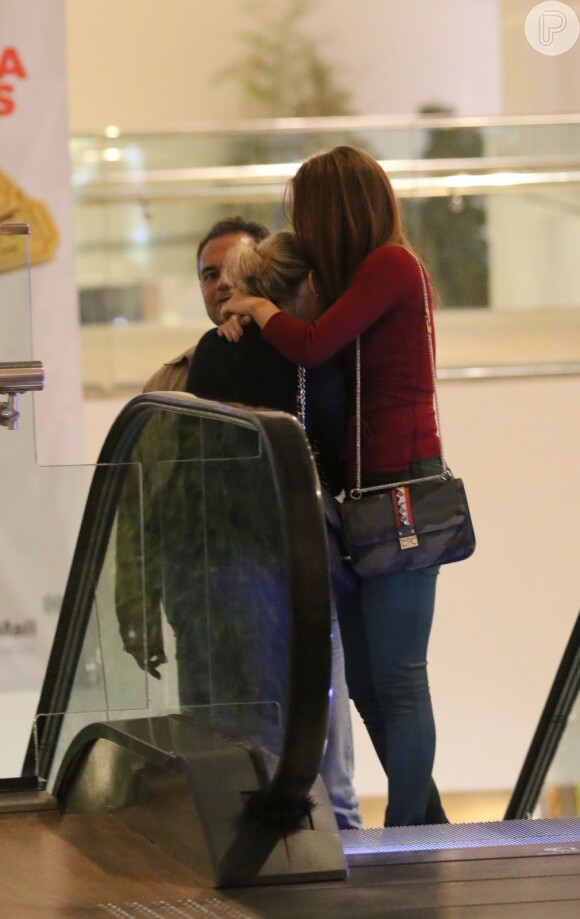 Marina Ruy Barbosa desce escada rolante abraçada à mãe, Gioconda, em shopping no Rio