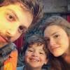 Chay Suede e Isabelle Drummond fazem uma 'selfie' com o ator mirim Theo Fernandes, que também está no elenco de 'A Lei do Amor'