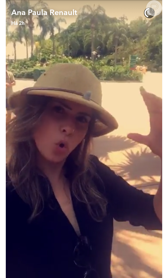 Ana Paula Renault usa um chapéu de safari na Disney