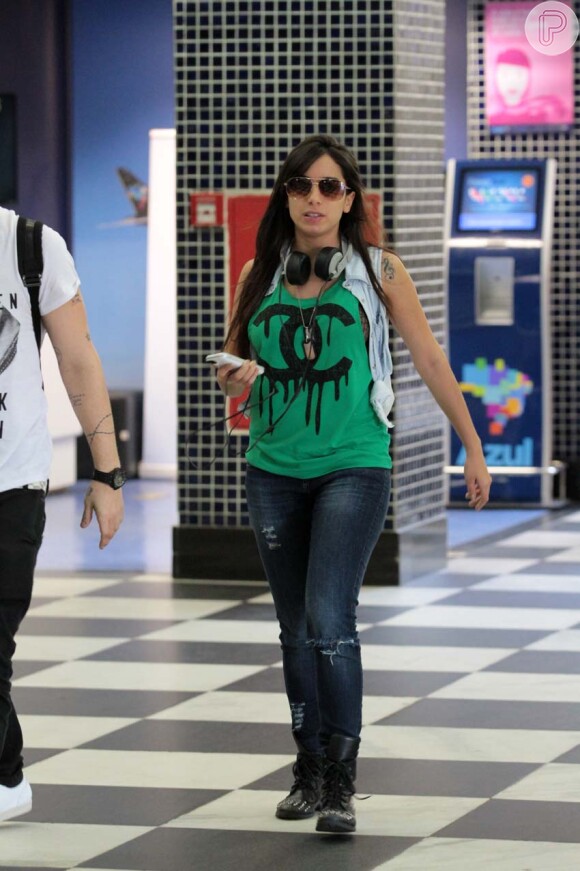 A intérprete de 'Show das Poderosas, Anitta, foi vista com uma produção estilosa, nesta quinta-feira, 24 de outubro de 2013, ao desembarcar no aeroporto de Congonhas, em São Paulo