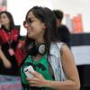 Anitta investiu em um look estiloso com regata bem cavada verde, o que acabou deixando parte de sua lingerie preta, de renda, à mostra, nesta quinta-feira, 24 de outubro de 2013, ao desembarcar no aeroporto de Congonhas, em São Paulo