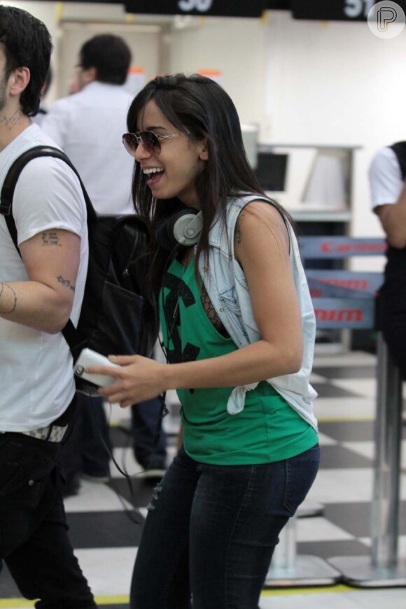 Anitta desembarcou no aeroporto de Congonhas, em São Paulo, nesta quinta-feira, 24 de outubro de 2013, com produção estilosa, que deixou parte de seu sutiã à mostra