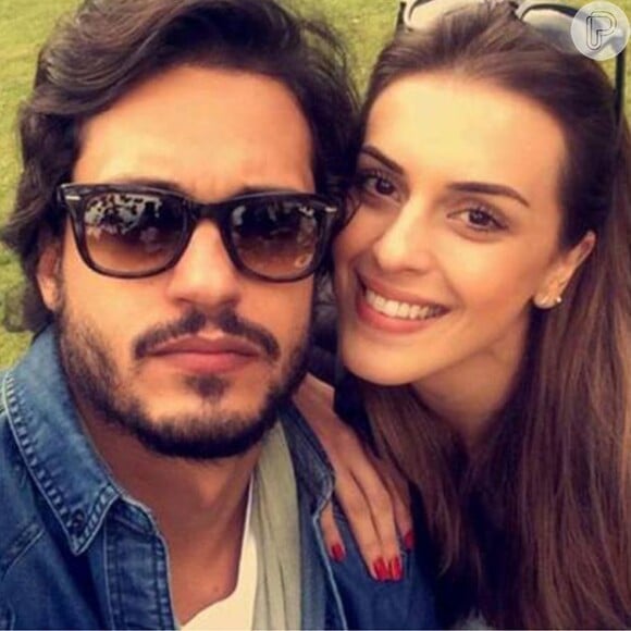 O ator Raphael Vianna assumiu o namoro com a ex-BBB Angela Munhoz