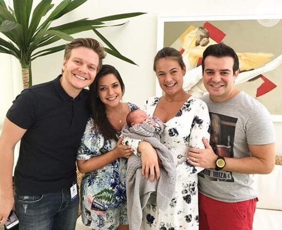 Michel Teló e Thais Fersoza visitaram juntos o casal Thais Pascholek e Belutti na maternidade