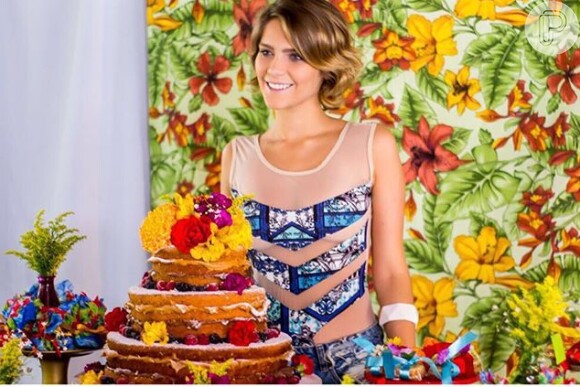 Isabella Santoni comemorou seus 21 anos no dia 06 de maio e não resistiu ao bolo, alimento que estará cada vez mais raro na sua dieta