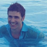 Reynaldo Gianecchini mergulha de roupa em piscina: 'Peço muito axé'