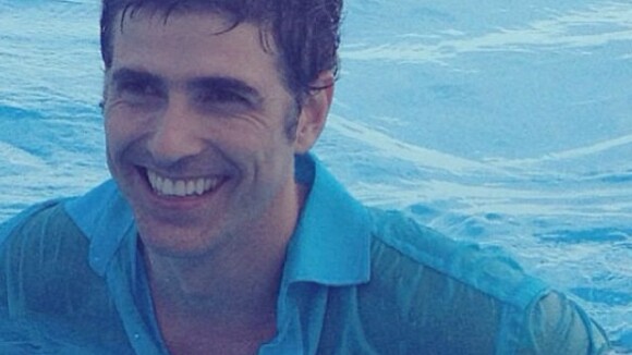 Reynaldo Gianecchini mergulha de roupa em piscina: 'Peço muito axé'