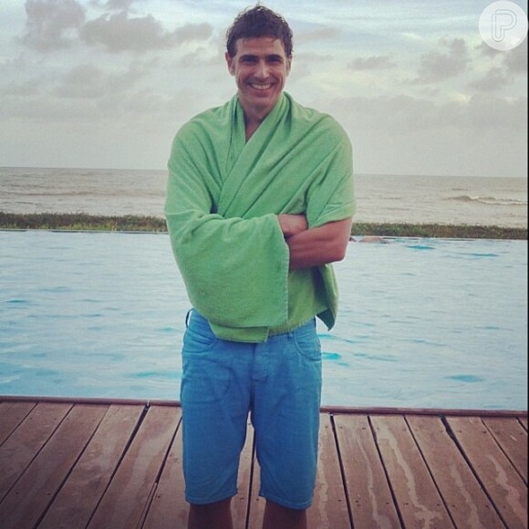 Reynaldo Gianecchini posa com uma toalha após banho de piscina