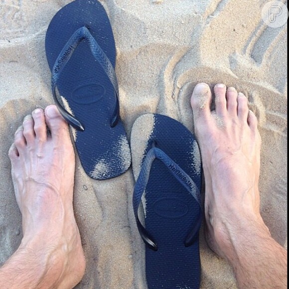 Reynaldo Gianecchini também publicou também uma foto com os pés na areia