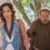 Luzia (Lucy Alves) ameaçará Tereza (Camila Pitanga) e agirá dissimuladamente ao ver o padre vir na direção delas, na novela 'Velho Chico'