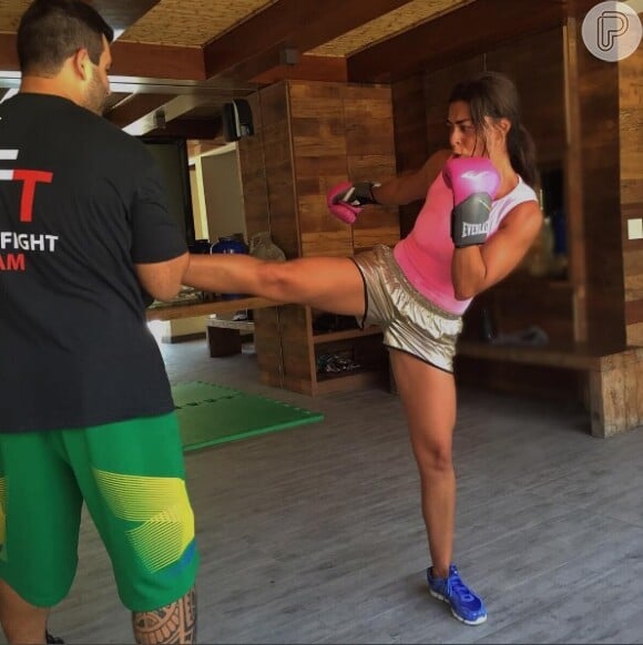 Juliana Paes malha e pratica muay thai regularmente para manter o corpo super em forma. Ela também adora aulas de dança!