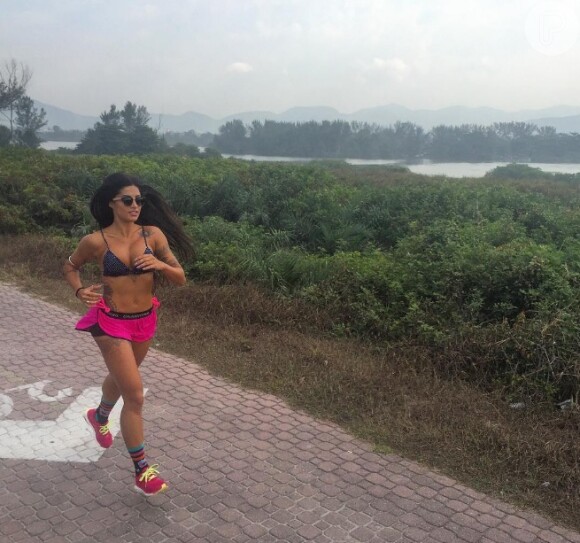 Com corpo invejável, Aline Riscado se dedica na prática de corrida de rua, musculação, muay thai e crossfit