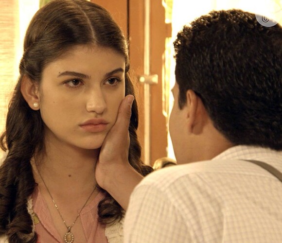Gerusa (Giovanna Grigio) pressiona e Osório (Arthur Aguiar) acaba revelando que ela tem leucemia, na novela 'Êta Mundo Bom!'